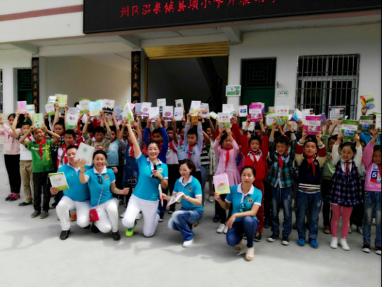 左右手家居安装领导携手狮子会爱心捐书活动