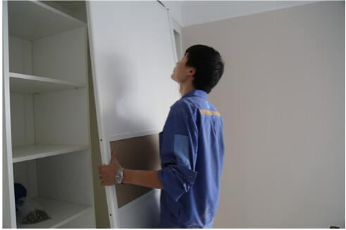 想知道安装衣柜吊滑门难不难？你需要了解这些