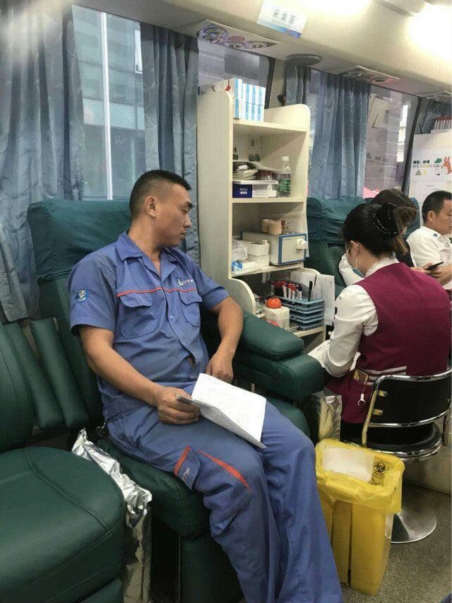 左右手员工等待献血