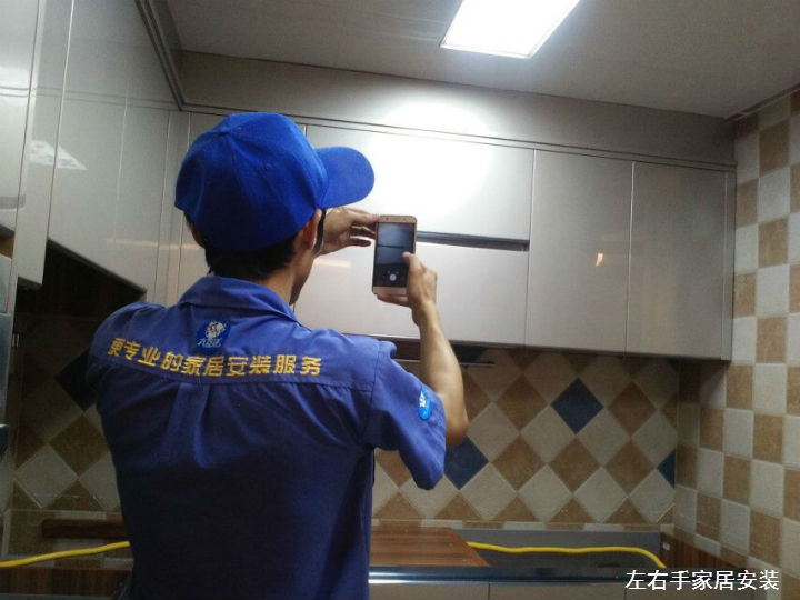 左右手家具安装师傅认真拍照反馈